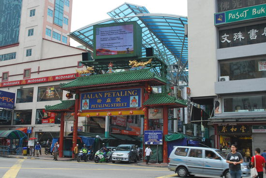 Tor zur Jalan Petaling - das gigantische Glasdach war bei meinem ersten Besuch vor über 10 Jahren noch nicht da.