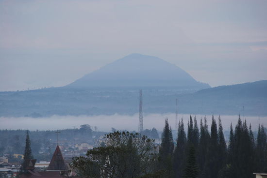 Etwas besser, die Aussicht heute morgen: Gunung Sinabung...