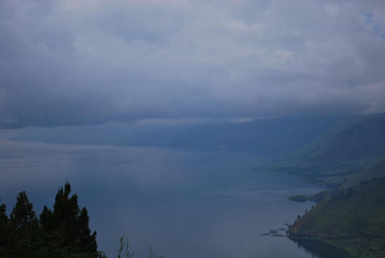 Lake Toba - die Insel Samosir im Lake Toba sei genauso gross, wie Singapore, sagt Welly. Und damit hat er recht !