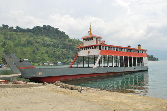 Indonesische Autofähre - dies ist das exakte Gegenstück zu dem Teil, auf dessen Anlegen wir warten. Seelenverkäufer ? Tja...ich kann schwimmen, jedenfalls eine ganze Weile...