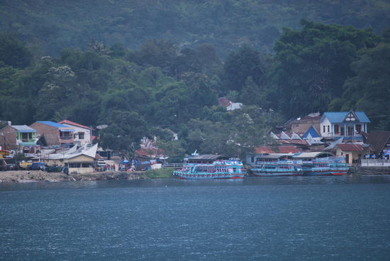 Tomok kommt in Sicht - das wird auch Zeit, ansonsten wird diese knapp 2-stündige Fährüberfahrt immer mehr zur Kreuzfahrt mit Unterhaltungsprogramm auf meine Kosten. Wir sind ja schliesslich nicht in der Karibik !