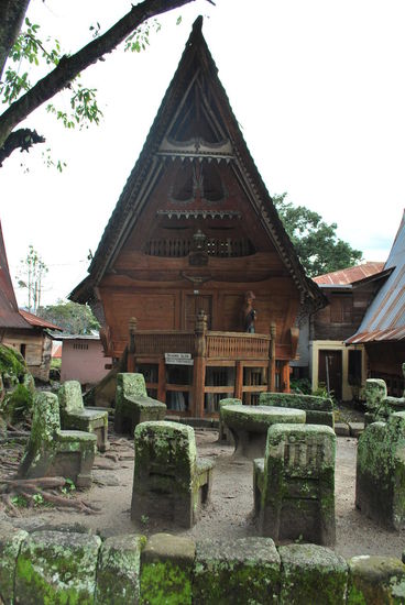 Die Sitzgruppe zwecks Gerichtsverhandlung und sonstigem Palaver