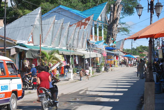 Hauptstrasse in Tomok