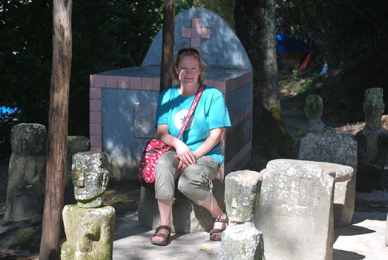 Die sightseeing-Attraktion von Tomok: Wieder so eine steinerne Sitzgruppe, ein paar Figuren und hinter mir das Königsgrab