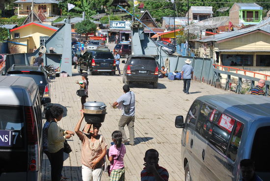 Selbst so ein kleiner Fährhafen in Indonesien wuselt total !