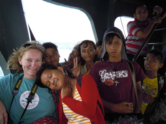 Mein absolutes Lieblingsfoto der gesamten Reise... Die beiden Mädchen, die am dichtesten an mir dran kleben, sind die beiden Mutigen, die mich angesprochen haben.