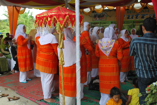 Die tanzenden, klatschenden und singenden Frauen aus meiner unauffälligen Ecke fotografiert...