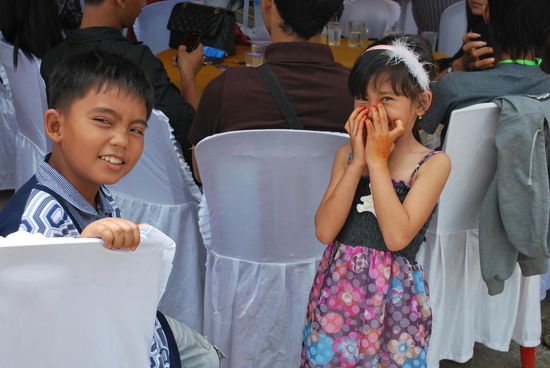 Junge Hochzeitsgäste