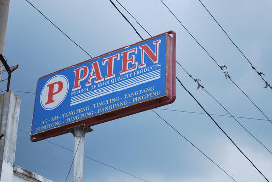 Das geile Erdnuss-Sesam-Honig-Mohn-Zeug heisst Tengteng-Tingting-Tangtang-Tongtong-Pangpang-Pingping und man kann es hier auf Sumatra in Siantar sehr günstig kaufen.