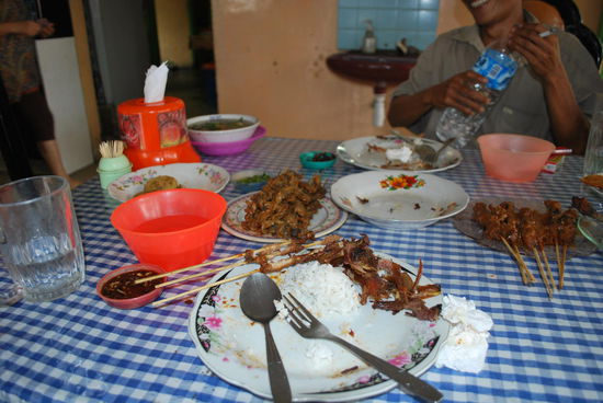 Ich bin pappsatt und Welly angeblich auch, obwohl er echt beängstigend wenig gegessen hat. Der ist total unterernährt.