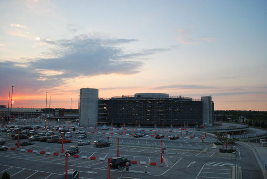 Die Sonne geht unter am Hamburger Flughafen und ich zu Bett...