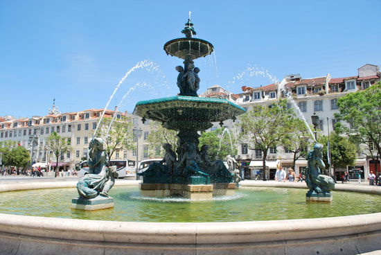 Einer der 2 Brunnen auf dem Rossio