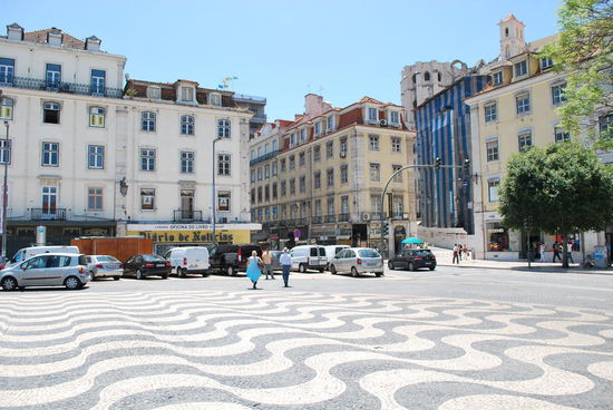 Die wellenförmige Strassenpflasterung auf dem Rossio