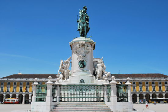 Ein Denkmal gibt´s auch noch dazu.