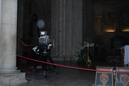 ...die Kathedrale wird gerade vorbereitet für das morgige Grossereignis ! Massenhochzeit vor laufenden Fernsehkameras.... die Kathedrale ist schon bestückt mit x Fernsehkameras und tutti-kompletti verkabelt. Einige Helfer basteln noch am weissen Blumenschmuck überall.