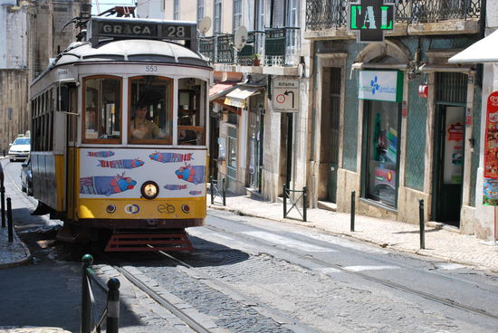 Die Linie 28 schiebt sich durch die engen Gassen der Alfama