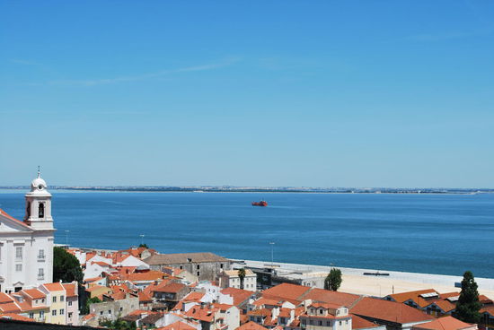 Der Ausblick auf die Ponte de Vasco da Gama in der Ferne und über den Tejo