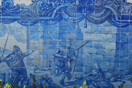 Und auch hierfür ist Lissabon berühmt: Azulejos. Die blau-weissen Fliesen, teils als ganze Gemälde verbaut, teils nur als Ornamente. Man kann sich eine Azulejo auch schön als Hausnummer als Souvenir mit nach Hause bringen, nur dass da in meinem Fall schon seit Jahrzehnten die Nummer 12 als Azulejo schon hängt ! Wie gesagt, vor vielen Jahren war ich schon einmal in Portugal...
Ich ächze mich jetzt weiter hoch durch die immer enger werdenden Gassen der Alfama zum Castelo. Das Teil an sich ist jetzt nicht der Brüller, obwohl uralt, aber der Ausblick ist erstklassig ! Die Eintrittspreise schocken mich jetzt übrigens gar nicht, das ist unteres Niveau für europäische Verhältnisse.