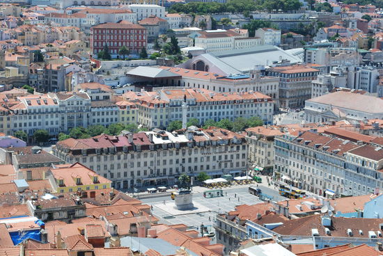 Der Rossio vom Kastell aus gesehen mit dem Bahnhof dahinter