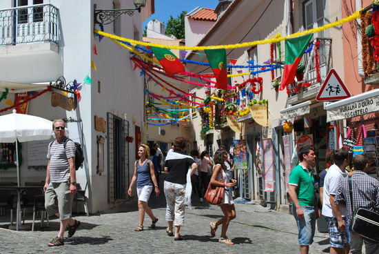 Touri-Rummel auf dem Platz vorm Castelo