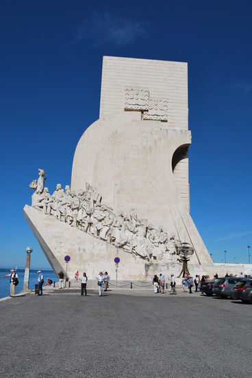 So sieht das Denkmal ganz aus - Heinrich der Seefahrer steht ganz vorn am "Bug"