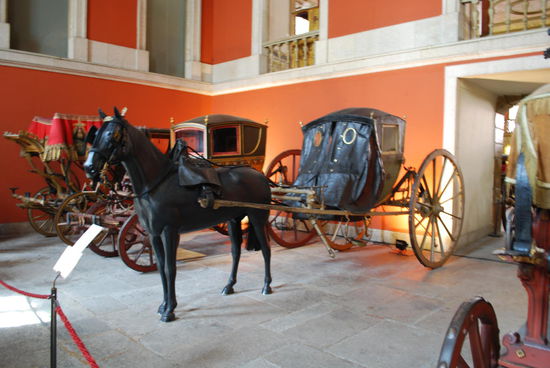 Es gibt auch ziemlich ungewöhnliche Exemplare, aber die meisten strotzen nur so vor Schnitzereien und Gold. Diese ist mehr so die Renn- und Reisekutsche...