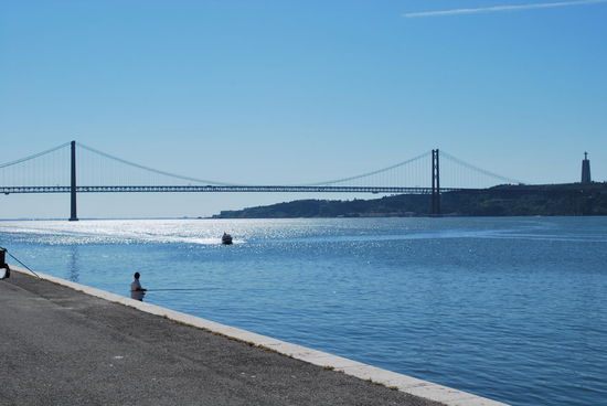 Noch ein Blick auf die Ponte de 25 abril über den Tejo mit der Christusstatue im Hintergrund und dann verlasse ich Belém wieder per Taxi. Die Brücke erinnert übrigens stark an die Golden Gate Bridge und die Statue ist natürlich ihrem Vorbild in Rio de Janeiro nachempfunden, wobei der "Cristo-Rei" 7 Jahre älter als die Brücke ist. Cristo von 1959 und die Hängebrücke von 1966, gebaut von General Steel, die Ami´s haben sie gemacht.
