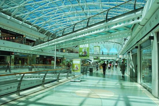 Einkaufszentrum Vasco da Gama- gekühlt wird mit Wasser, das über die Glasdächer läuft...