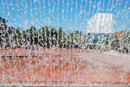 Wasser-Vorhang, aber nun auch direkt rein ins oceanário. 12 EUR Eintritt für die permanente Ausstellung kostet es. Es gibt zur Zeit auch eine Meeresschildkröten-Ausstellung, die nur vorrübergehend ist, aber die spare ich mir. Mit Meeresschildkröten war ich schon auf Du-und-Du zusammen schwimmen, da brauche ich keine mehr hinter Glas...