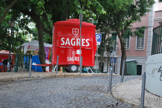 Die Sagrès-Bier-Wagen sind alle noch da, aber der meiste Müll ist schon weg. Hier muss das Epi-Zentrum der Party letzte Nacht gewesen sein !