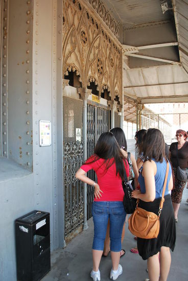 Warten auf die Fahrt abwärts