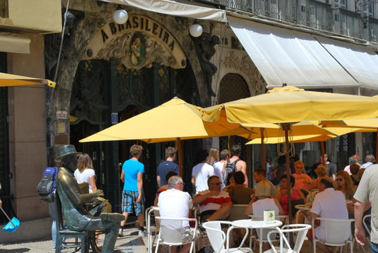 Das berühmteste Café Lissabons A Brasileira mit der Bronzestatue des Schriftstellers Fernando Pessoa daneben. Ich könnte zwar gut eine Pause haben und was trinken, aber hier ist´s mir zu teuer.