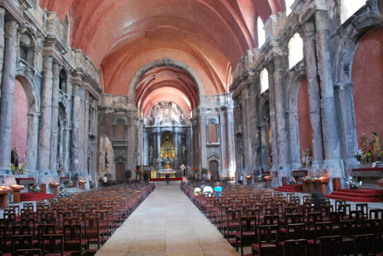 Kirche mit Trümmersäulen