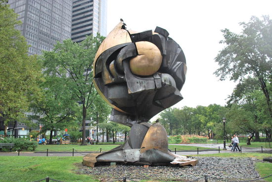 The Sphere - dieses Denkmal hat man aus den Trümmern des WTC geborgen und hier als 9/11-Memorial wieder aufgestellt