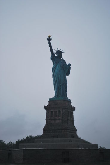 Die berühmte Lady Liberty - heute regenverhangen, aber immerhin bin ich da und musste keine Minute warten, für mich ungeduldigen Menschen ganz wichtig.