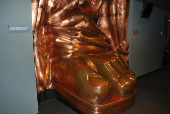 Im Inneren des Sockels: Ein Modell des linken Fusses der Statue, sieht man ja sonst nie, aber die Frau hat schöne Füsse !