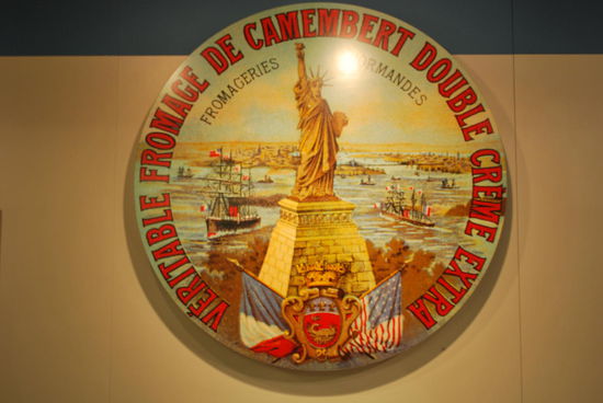 Die Lady war ja ein Geschenk Frankreichs und das ist so ein Modell einer der Spenderplaketten derjenigen, die Geld für das Projekt zur Verfügung gestellt haben.