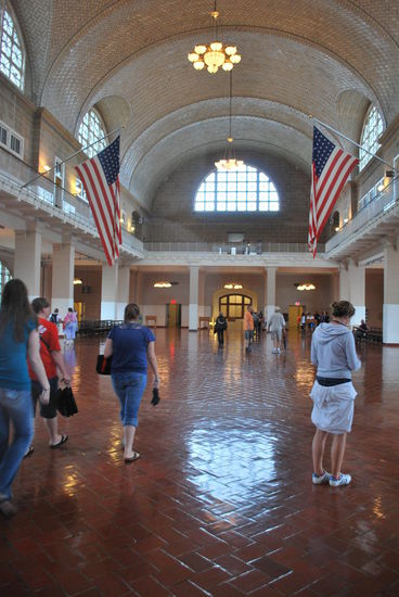 In dieser Halle haben pro Tag (!) bis zu 12.000 Menschen auf die Einreisegenehmigung gewartet.