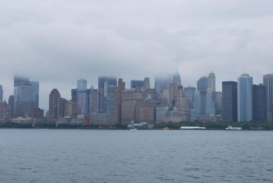 Immer noch grau-in-grau und strömender Regen: Südspitze Manhattan