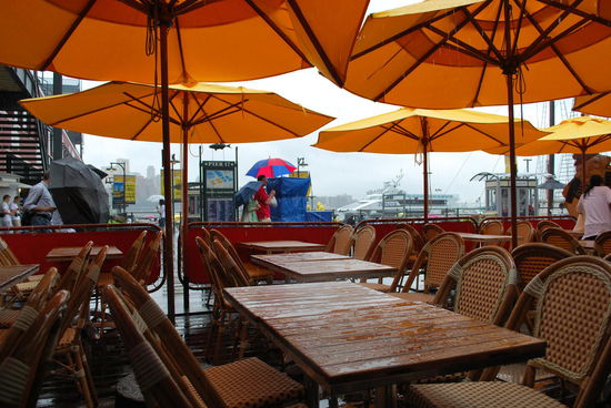 Pier 17 - eigentlich toll, mit Freiluft-Cafés und Restaurants, Geschäften und, und, und...heute sehr traurig, wenig besucht und die Aussicht über den East River regenverhangen...