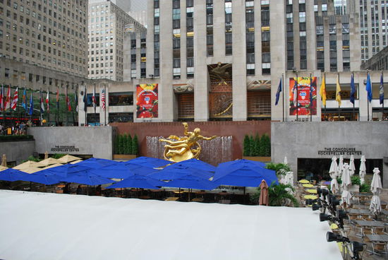 Jetzt Café, im Winter die berümte Eislaufbahn am Rockefeller Center.