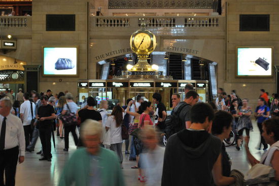 Sieht kaum aus, wie ein Bahnhof - mehr so Ballsaal. "Arthur" dinierte im Film gleich bei der Uhr mit seiner Angebeteten. Die weltberühmte Oyster Bar ist auch hier. Und draussen gibt´s den besten Blick auf´s...