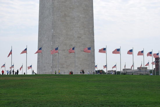 Und das ist das Washington Monument, 555 ft hoch, das höchste Freimaurergebäude der Welt, gebaut aus Marmor, innen geht ein Fahrstuhl und eíne Treppe hoch. Man kann Tickets kaufen und nach oben. Mache ich nicht, wegen Höhenangst und Zeitnot.