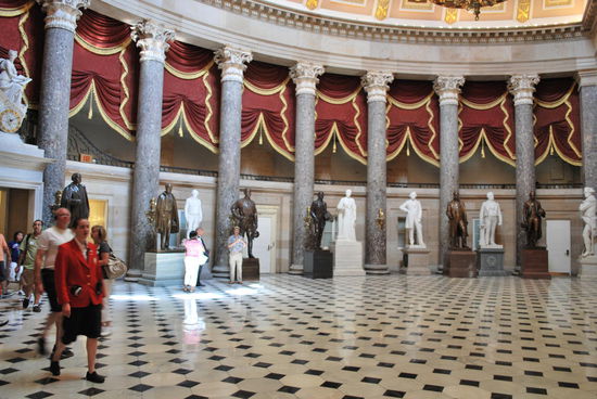 In der National statuary hall befinden sich weitere Statuen berühmter Amerikaner, jeder Bundesstaat durfte 2 Statuen stellen, die jedoch gar nicht mehr alle in diesen Saal passten und sich daher jetzt im ganzen Gebäude verteilt befinden.