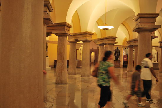 Und dies ist die Krypta direkt unter der Rotunda. George Washington sollte hier eigentlich begraben sein, ist es aber nicht, weil seine Frau das nicht wollte - stattdessen liegt sein Grab auf seiner Farm in Mount Vernon/Virginia.