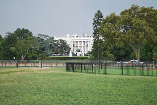 Ganz klein in der Mitte der Hubschrauber