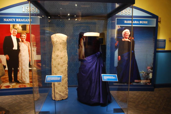 Nancy Reagan und Barbara Bush