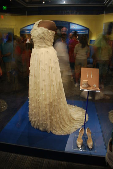 Michelle Obama - inklusive Schmuck und Schuhe (die Frau hat echt große Füße !)