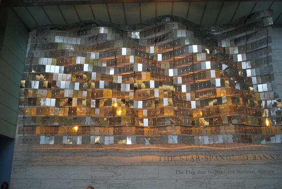 Hinter dieser Wand ist ein spezieller Raum, in dem die Original-Star-spangled-Banner-flag ausgestellt ist, riesig groß, etwas zerfleddert und nicht erlaubt, zu fotografieren - gesponsert von Designer Ralph Lauren, der die Flagge ja als Logo hat. USA eben !