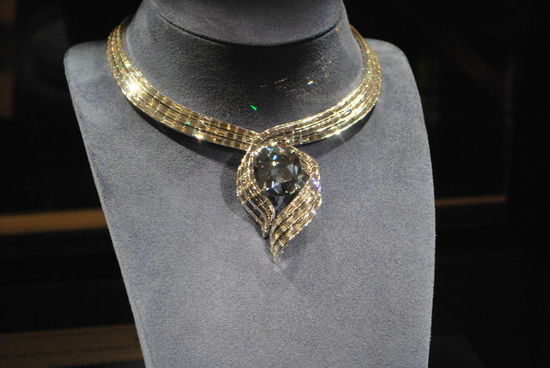 45,52 Karat - der letzte Eigentümer war der Juwelier Harry Winston, der den blauen Diamanten 1958 dem Smithsonian Institute in D.C. schenkte. Der Wert wird auf 200-250 Mio. USD geschätzt...